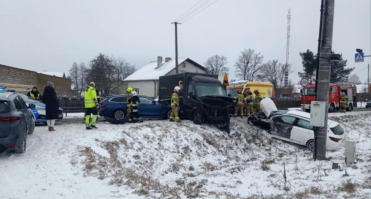 Wypadki drogowe, Wypadek Główiewie Zderzenie trzech pojazdów wahadłowy drodze regionie konińskim - zdjęcie, fotografia
