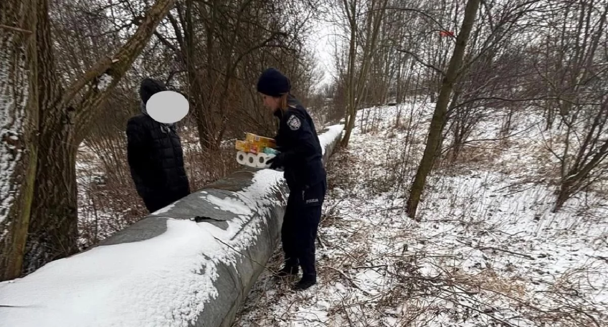 Atrakcje-Ciekawostki-Rekreacja, Policjanci kupili jedzenie podstawowe produkty osobie kryzysie bezdomności - zdjęcie, fotografia