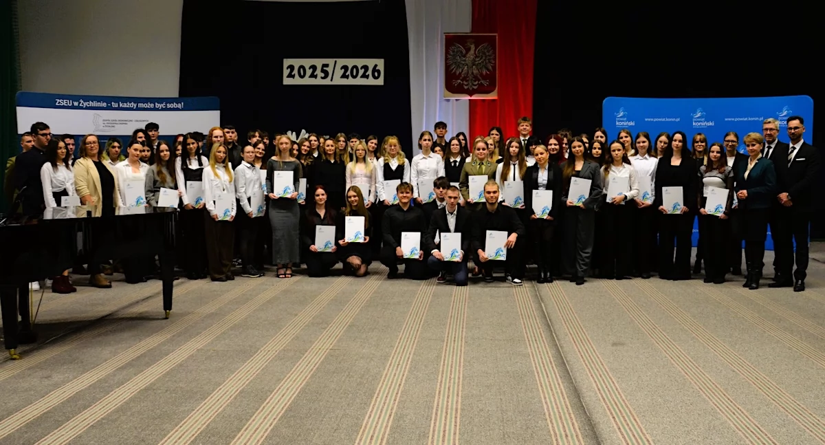 Edukacja, Stypendia Starosty Konińskiego wręczone Żychlinie uczniów powiatu nagrodami - zdjęcie, fotografia