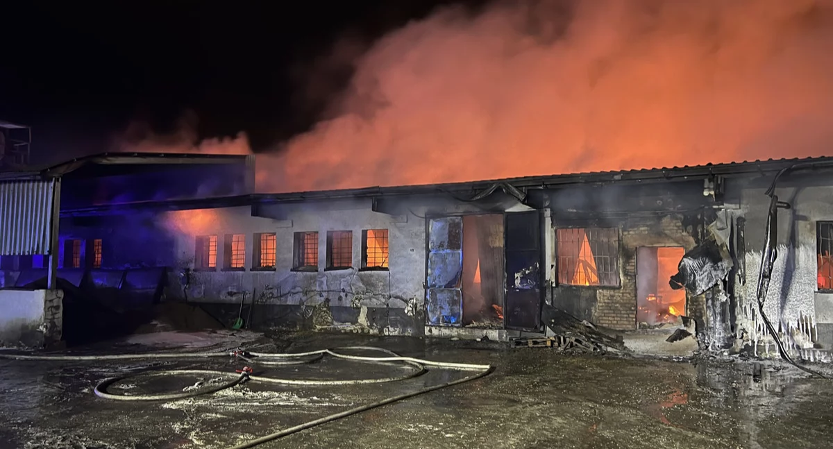 Pożary straż pożarna, Pożar magazynowej Cieninie Zabornym zastępy straży pożarnej walczą ogniem - zdjęcie, fotografia