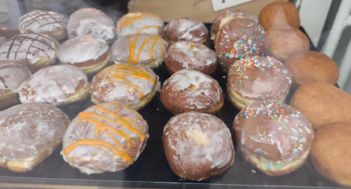Atrakcje-Ciekawostki-Rekreacja, Tłusty Czwartek Koninie Kolejki pączki tradycja świetnie - zdjęcie, fotografia