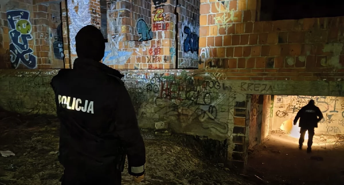 Komunikat Policji, Pomoc osobom bezdomnym Koninie Policjanci kontrolują miejsca gdzie mogą przebywać potrzebujący - zdjęcie, fotografia