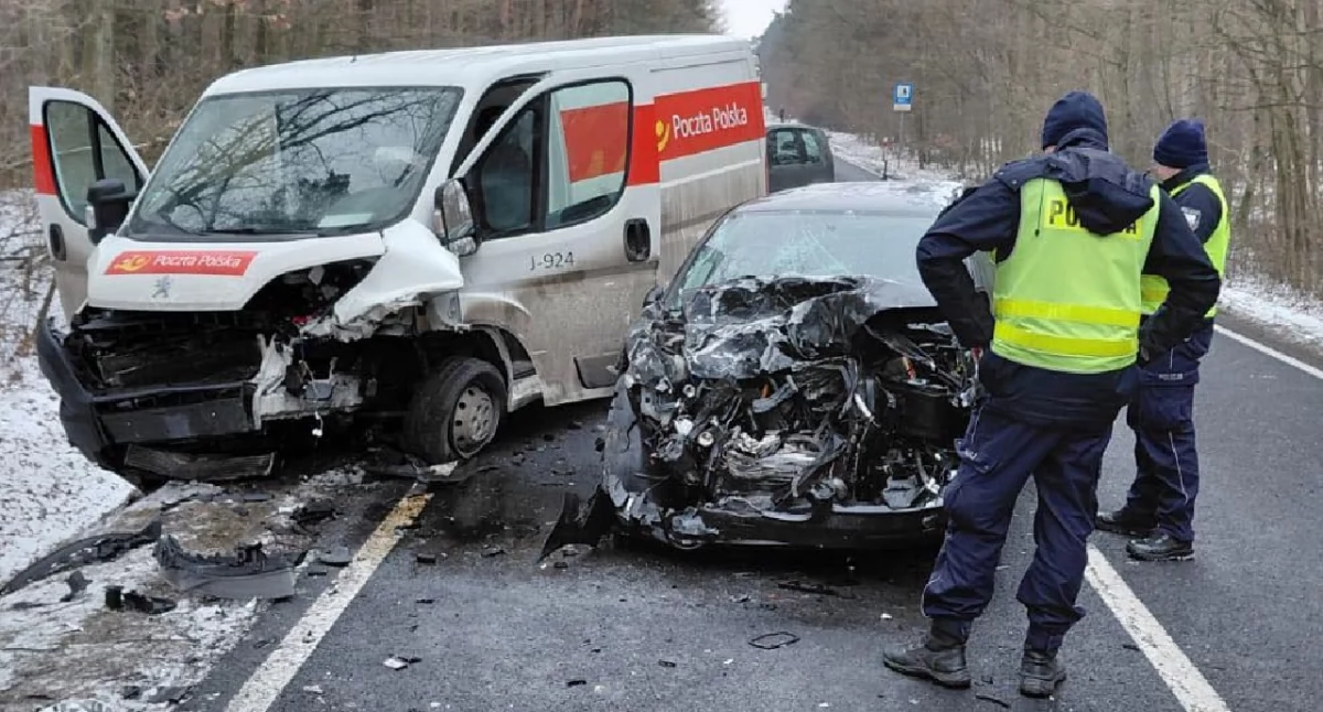 Wypadki drogowe, Wypadek Kiejsze brawurowe wyprzedzanie zakończyło czołowym zderzeniem trzech pojazdów - zdjęcie, fotografia