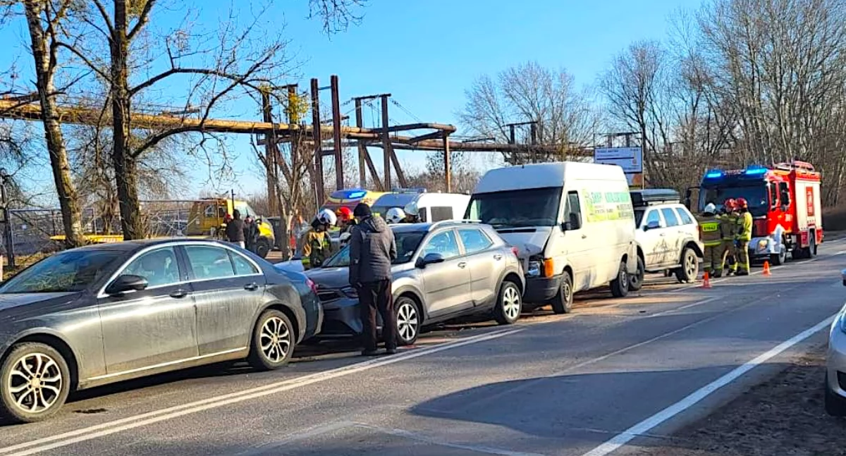 Wypadki drogowe, Zderzenie pięciu pojazdów Koninie utrudnienia Przemysłowej elektrowni - zdjęcie, fotografia