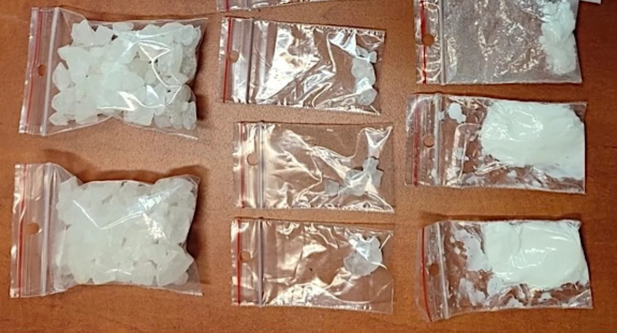 Kronika kryminalna, zatrzymania narkotyków Słupcy powiecie słupeckim ciągu kilku marihuana kryształ rękach policji - zdjęcie, fotografia