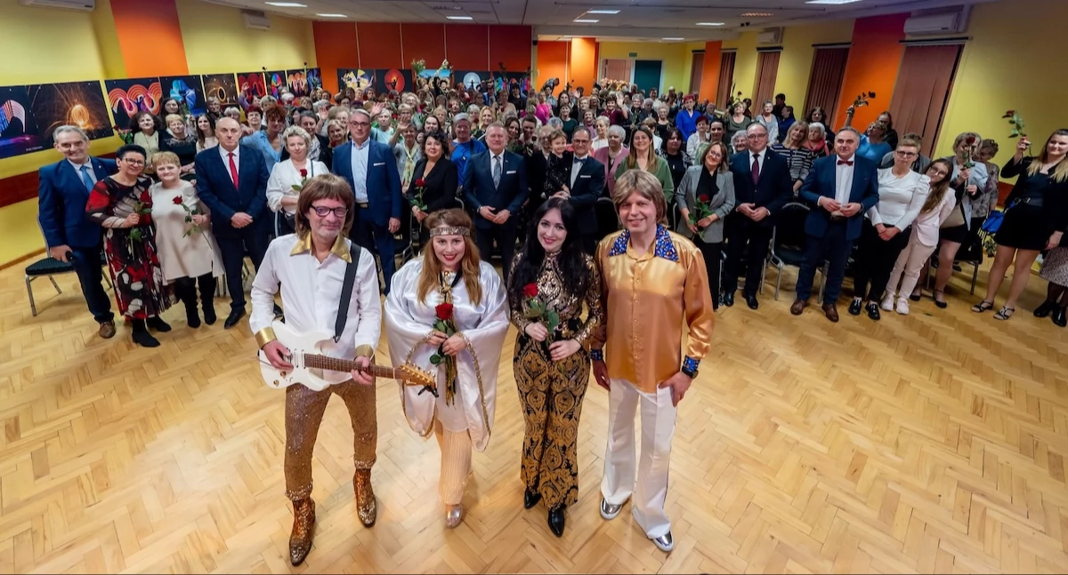 Atrakcje-Ciekawostki-Rekreacja, Ponad świętowało Dzień Kobiet koncert COVER wspólna zabawa - zdjęcie, fotografia