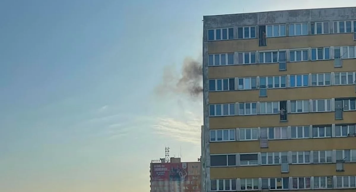 Pożary straż pożarna, Pożar skrzynki elektrycznej Tuwima Koninie ewakuowano około mieszkańców wieżowca - zdjęcie, fotografia