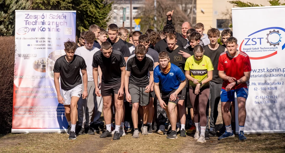Biegi, Tropem Wilczym Zespole Szkół Technicznych Konin uczniowie uczcili pamięć Żołnierzy Wyklętych symbolicznym dystansem - zdjęcie, fotografia
