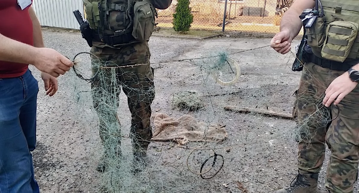 Kronika kryminalna, Nielegalny połów Warcie gminie Zagórów policja straż rybacka zatrzymały kłusownika sieciami wonton - zdjęcie, fotografia
