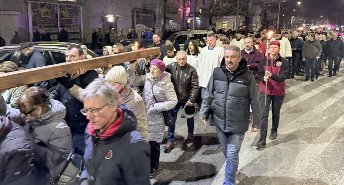 Kościół i religiua, Miejska Droga Krzyżowa Koninie wierni przeszły ulicami miasta Wielkim Poście - zdjęcie, fotografia