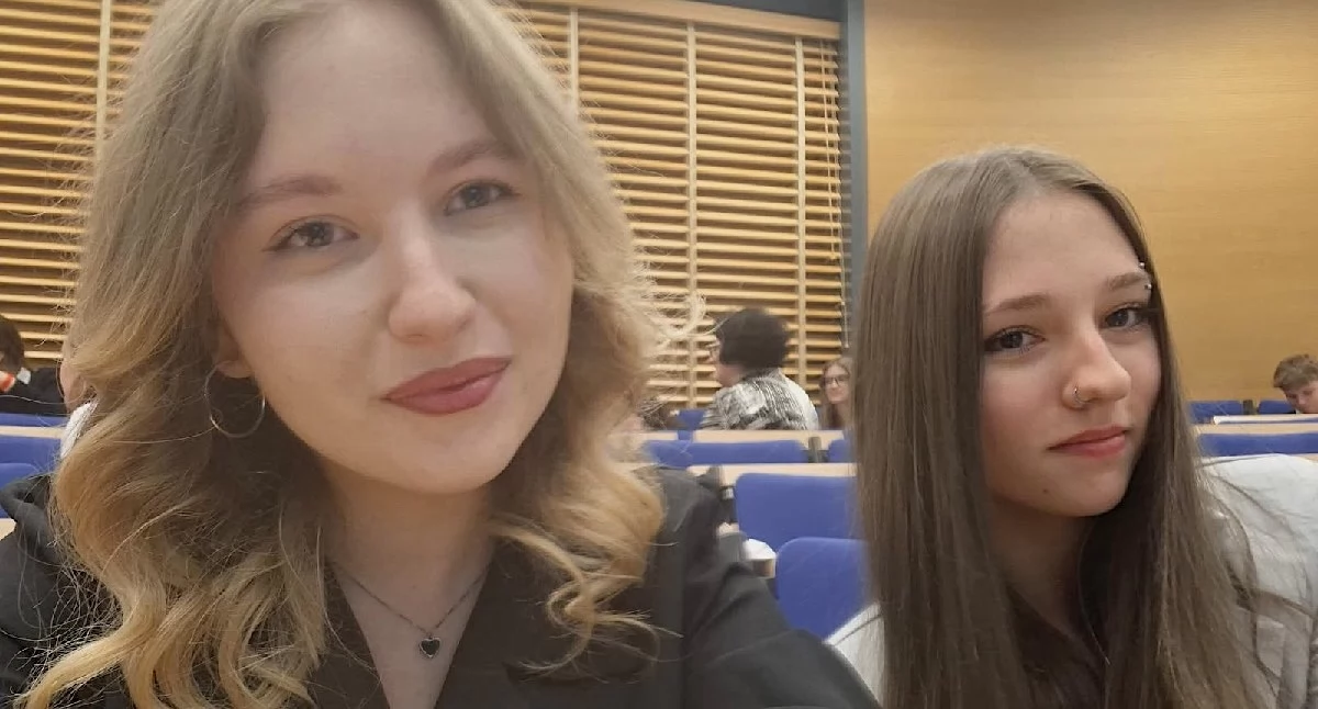Atrakcje-Ciekawostki-Rekreacja, Laureatki Olimpiady Wiedzy Mediach Żychlina Agata Staszak Wioletta Tyderka indeksami uczelni - zdjęcie, fotografia