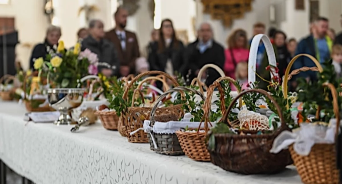 Kościół i religiua, Święcenie pokarmów Wielką Sobotę Koninie regionie tradycyjny obrzęd przed Wielkanocą - zdjęcie, fotografia