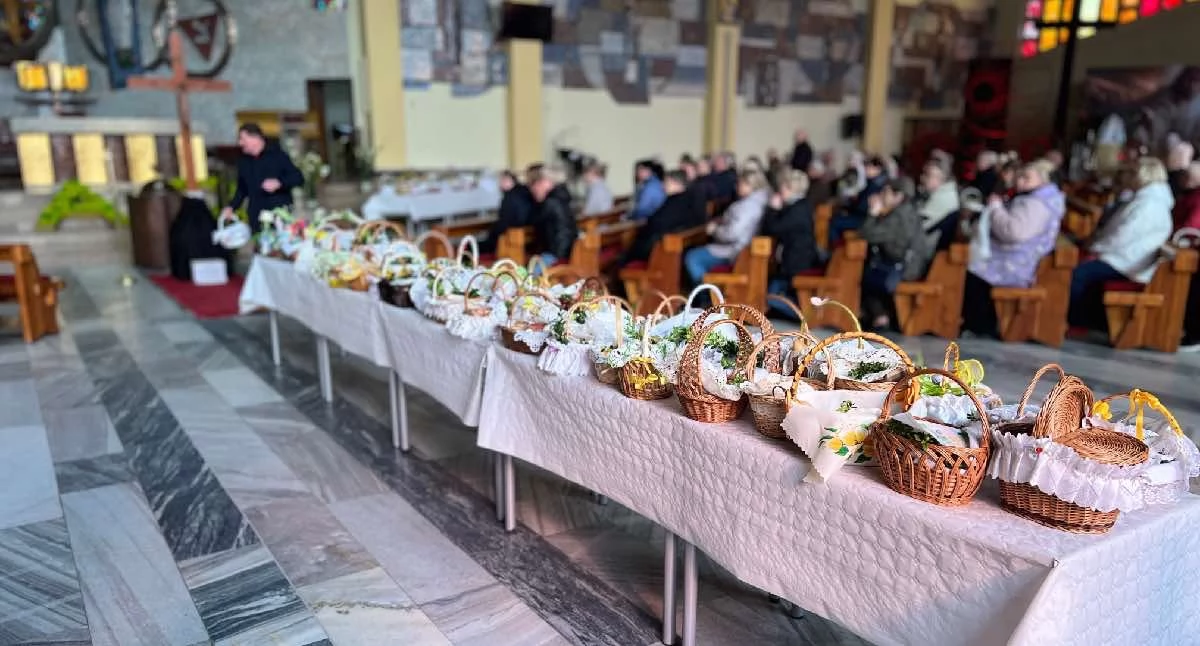 Kościół i religiua, Święcenie pokarmów Wielką Sobotę Kościele Maksymiliana Kolbego Koninie tradycyjny obrzęd przed Wielkanocą - zdjęcie, fotografia