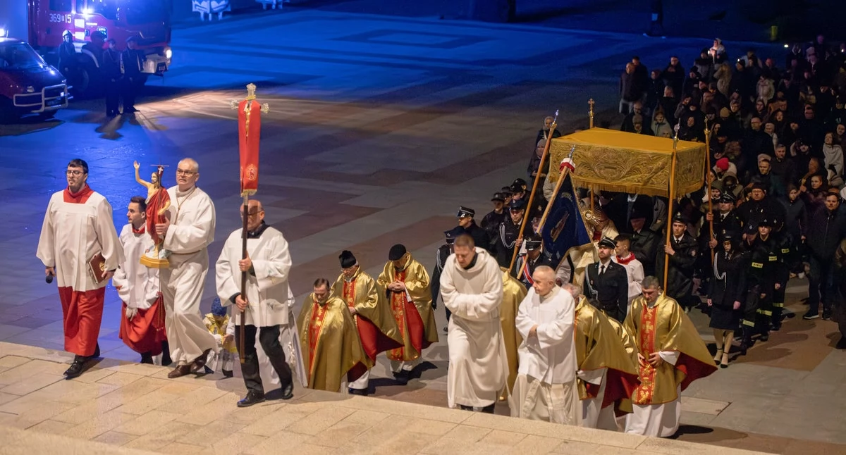 Święta i obchody, „Pozwól odsunąć swój kamień” wzruszająca Liturgia Wigilii Paschalnej licheńskim sanktuarium - zdjęcie, fotografia