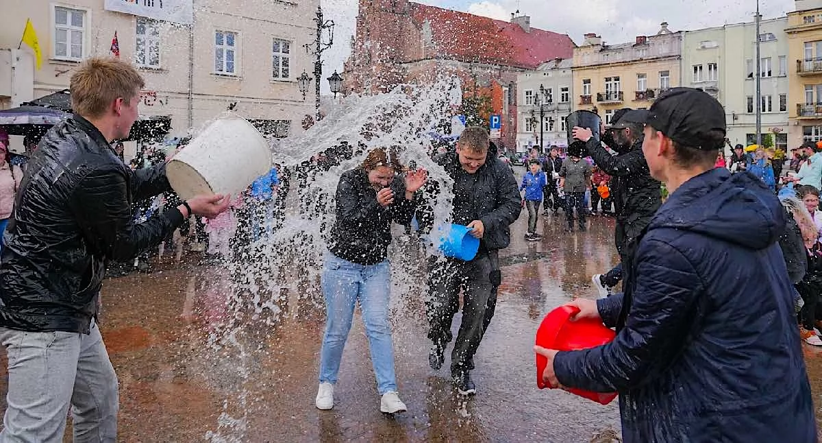 Święta i obchody, Poniedziałek Koninie regionie tradycja Śmigusa Dyngusa powoli zanika - zdjęcie, fotografia