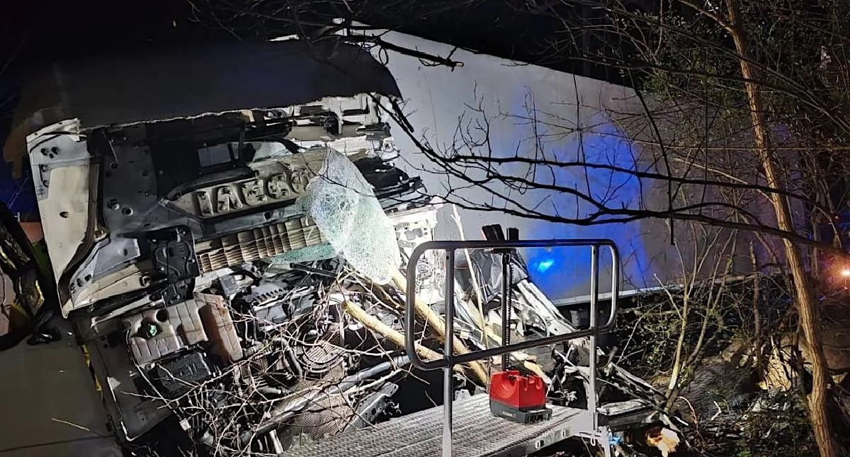 Wypadki drogowe, Wypadek ciężarówki Bierzwiennej Długiej kierowca uwięziony kabinie Trwała godzinna akcja ratunkowa - zdjęcie, fotografia