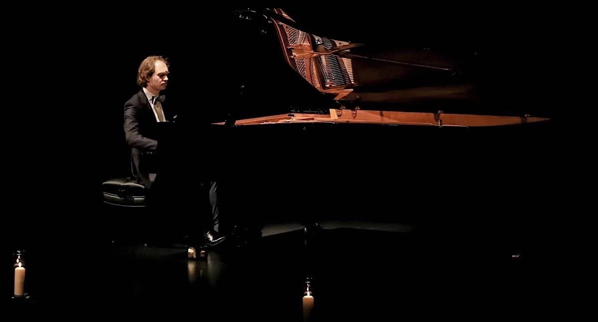 Koncerty, Piotr Pawlak zachwycił konińską publiczność Recital fortepianowy - zdjęcie, fotografia