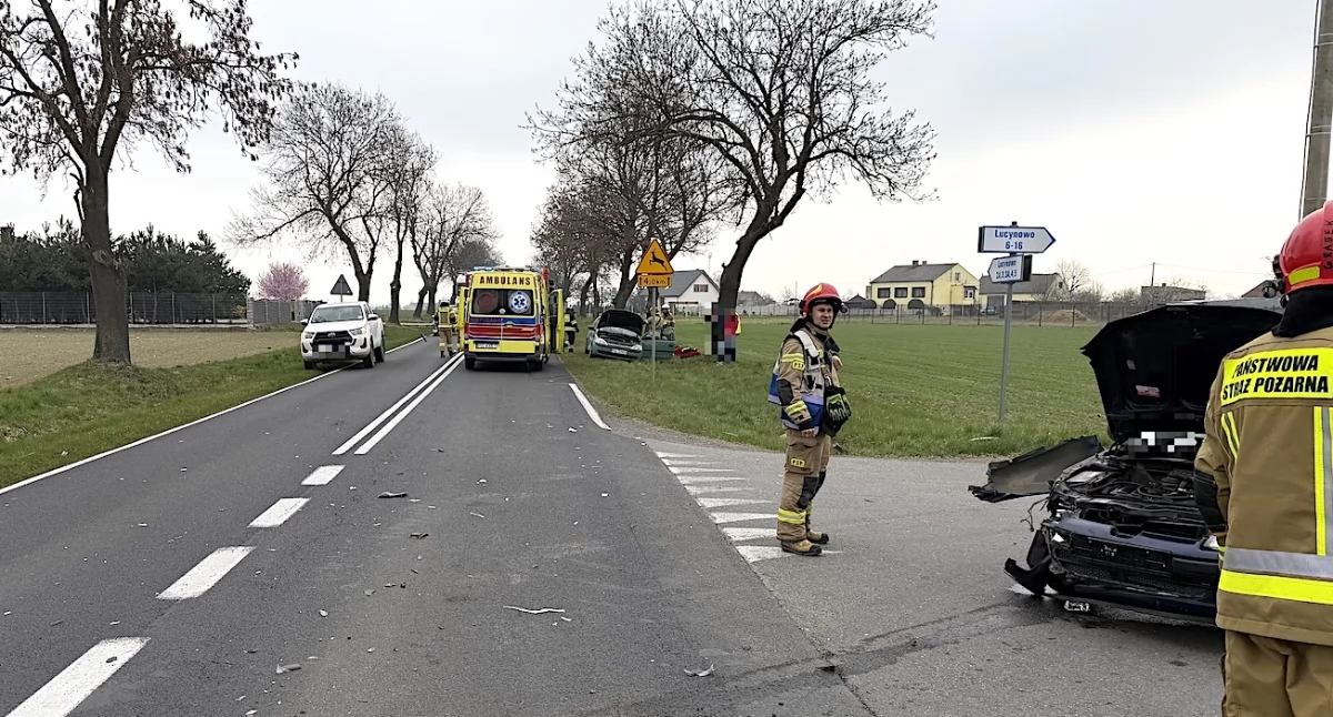 Wypadki drogowe, Wypadek Lucynowie Jedna osoba poszkodowana zderzeniu dwóch samochodów - zdjęcie, fotografia