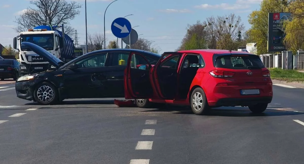 Wypadki drogowe, Wypadek Konin Poznańska  zderzenie dwóch samochodów utrudnienia ruchu - zdjęcie, fotografia