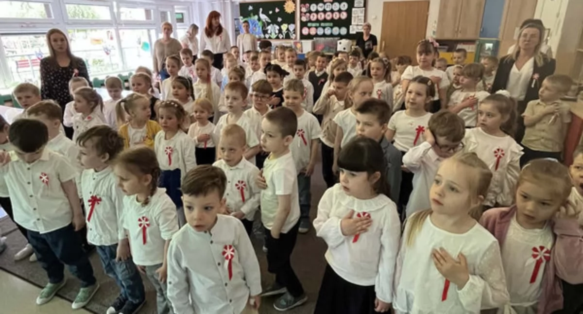 Święta i obchody, Przedszkolaki Konina świętowały Dzień Flagi Patriotyczna lekcja najmłodszych - zdjęcie, fotografia