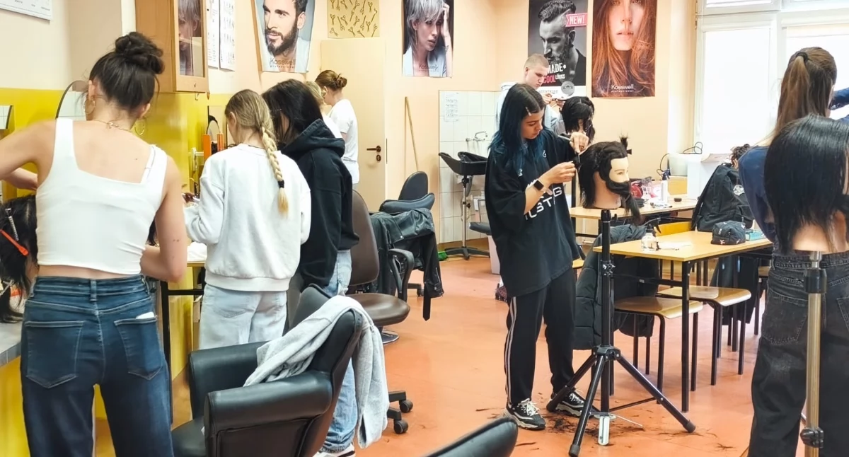 Atrakcje-Ciekawostki-Rekreacja, Uczniowie Koninie szkolą zawodzie barbera Praktyczne zajęcia dzięki unijnemu projektowi - zdjęcie, fotografia