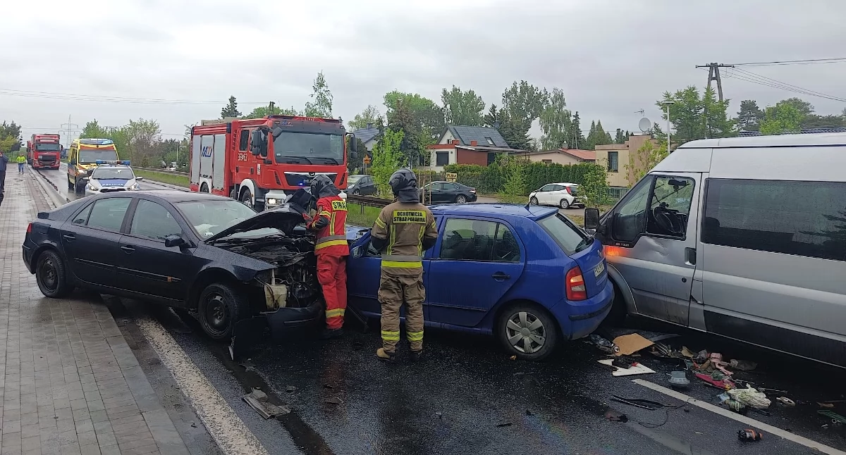 Zderzenie trzech pojazdów na DK25 w Mikorzynie