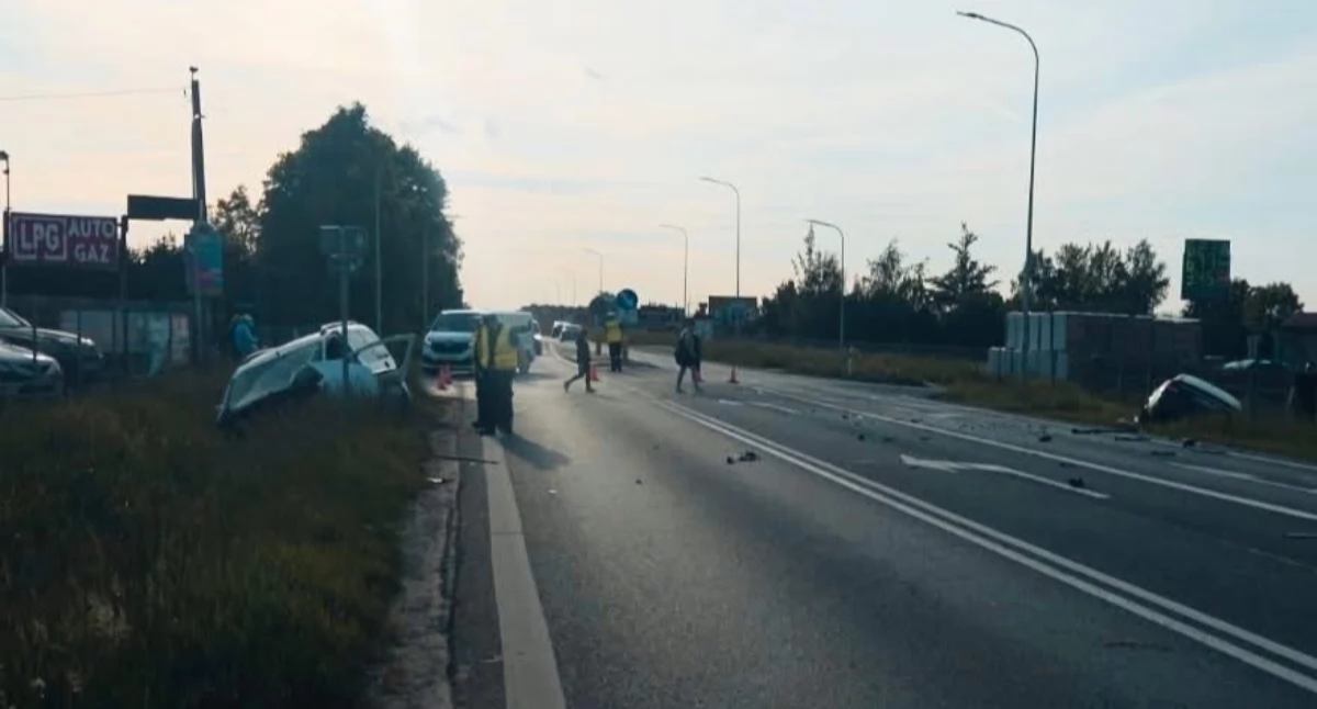 Wypadki drogowe, Zderzenie dwóch samochodów osobowych skrzyżowaniu ulicy Konińskiej ulicą Dojazdową Brzeźnie - zdjęcie, fotografia