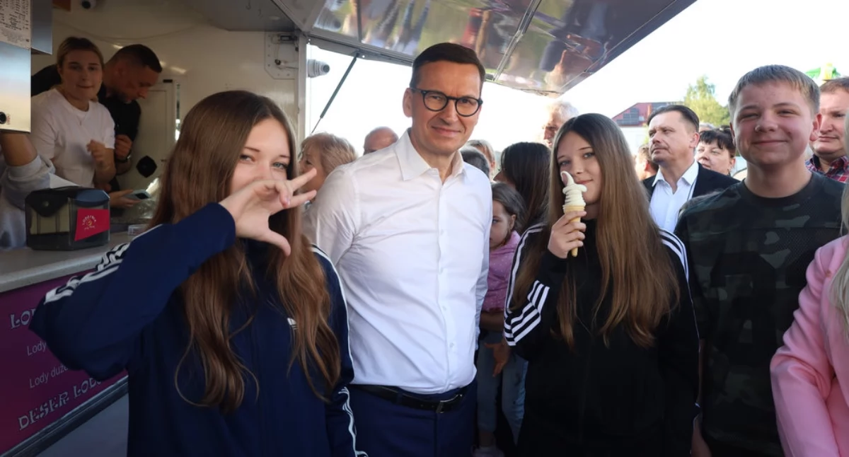 Partie i polityka, Mateusz Morawiecki Wierzbinku Mówił atomie Koninie rozdawał dzieciom - zdjęcie, fotografia
