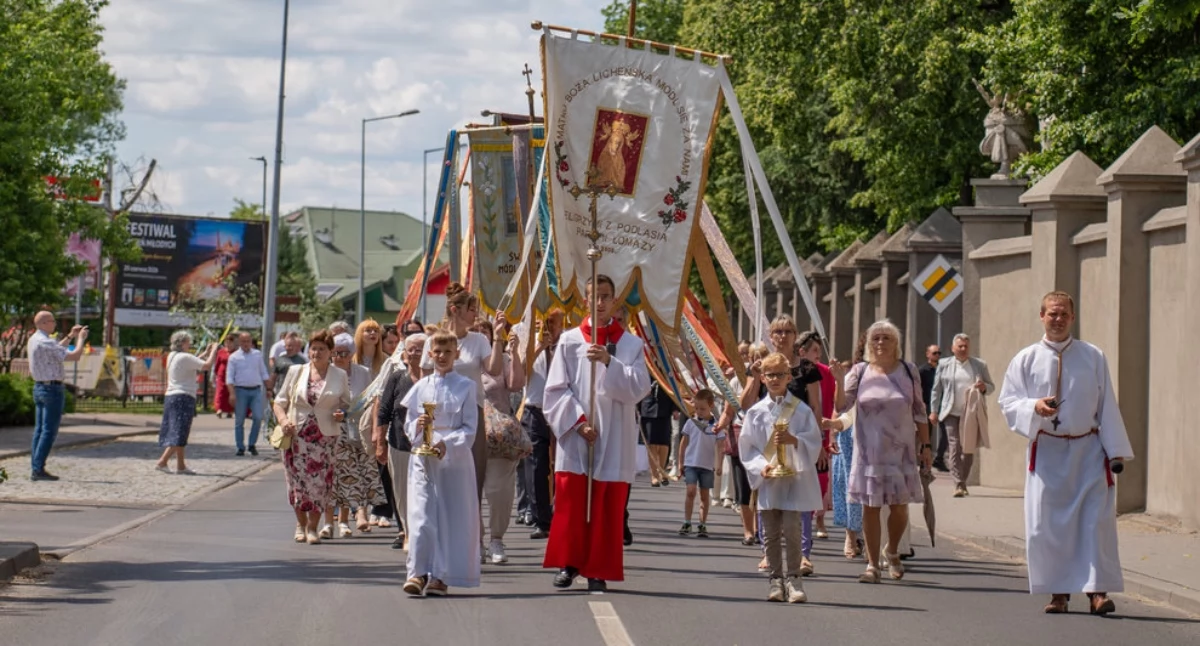 Kościół i religiua, Boże Ciało Licheniu Tysiące wiernych procesji eucharystycznej Matki - zdjęcie, fotografia