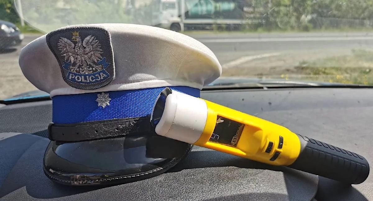 Komunikat Policji, Pięciu pijanych kierowców zatrzymanych weekend Rekordzista jechał mając ponad promile - zdjęcie, fotografia