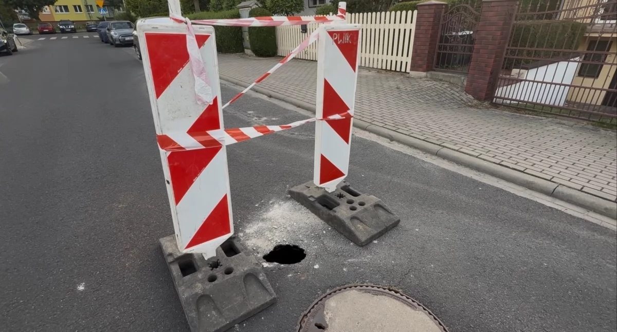 Atrakcje-Ciekawostki-Rekreacja, Zapadlisko osiedlu Glinka Koninie Mieszkańcy alarmują służby zabezpieczyły teren - zdjęcie, fotografia