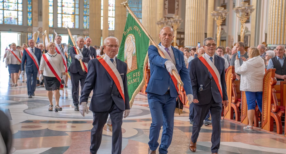 Kościół i religiua, Sołtysi całej Polski przyjechali Lichenia Modlili polską wieś lokalne wspólnoty - zdjęcie, fotografia