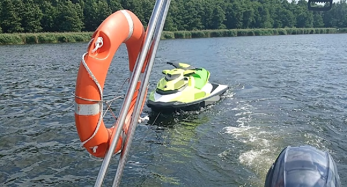 Kronika kryminalna, Blisko promile pędził skuterem wodnym latek zatrzymany jeziorze przez policyjny patrol - zdjęcie, fotografia