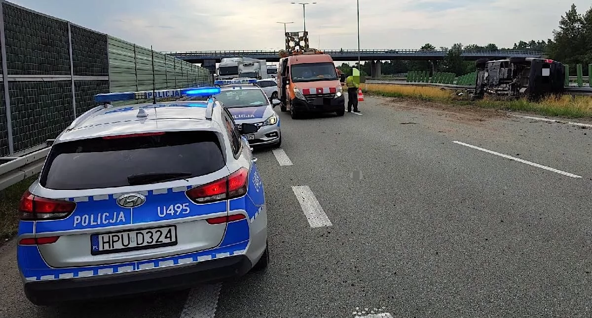 Komunikat Policji, Poważny wypadek autostradzie przewrócił trasa kierunku Poznania zablokowana - zdjęcie, fotografia