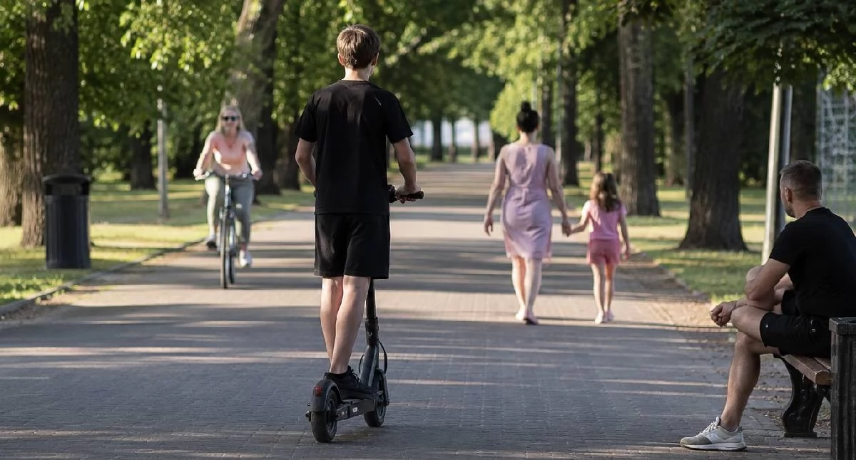 Atrakcje-Ciekawostki-Rekreacja, groźnym wypadku mieszkańcy alarmują parkach powinien obowiązywać zakaz jazdy hulajnogami - zdjęcie, fotografia