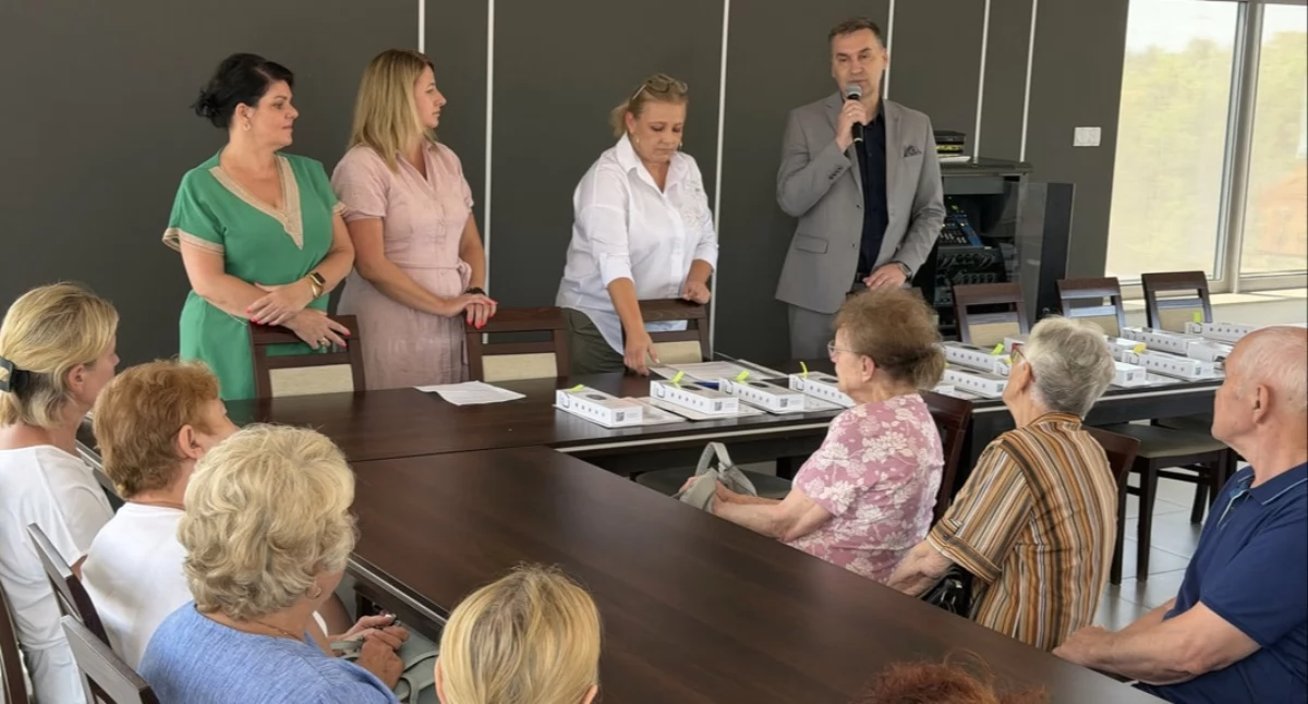 Atrakcje-Ciekawostki-Rekreacja, Pomoc jedno kliknięcie Seniorzy gminy Ślesin otrzymali opaski bezpieczeństwa - zdjęcie, fotografia