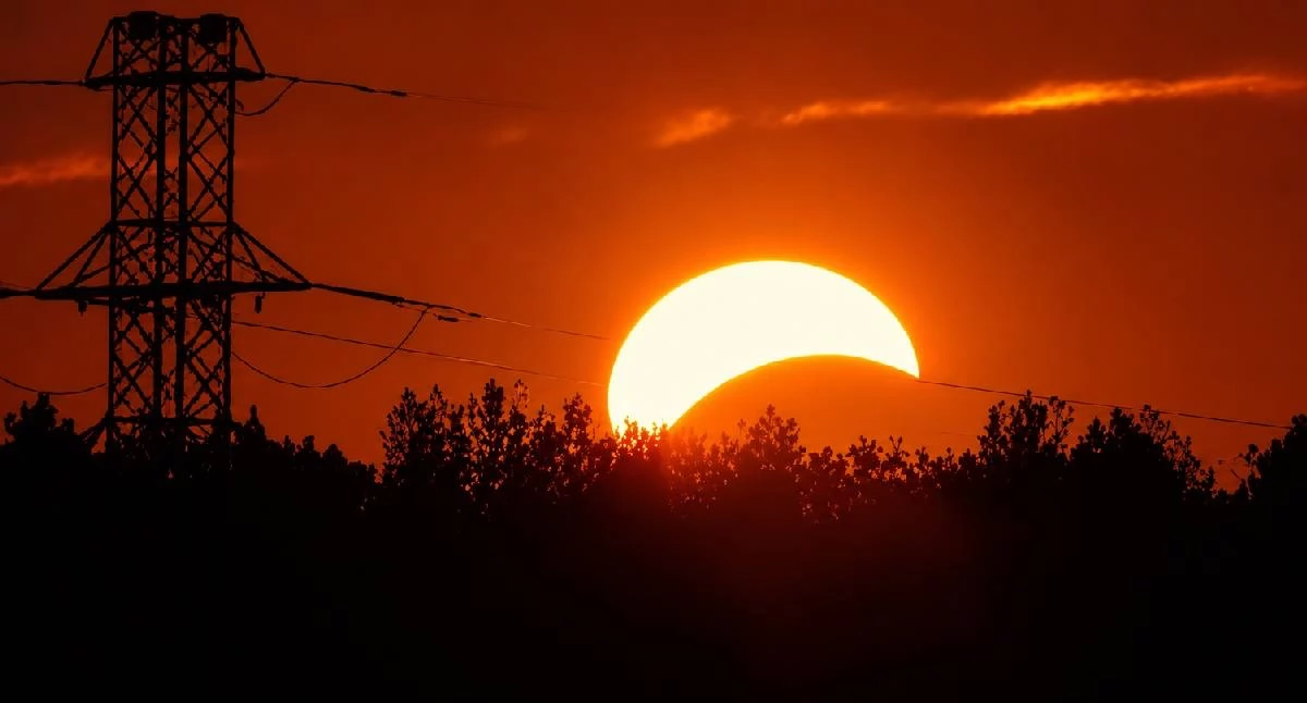 Atrakcje-Ciekawostki-Rekreacja, Niezwykły widok Koninem! Księżyc „ugryzł” Słońce wyglądało zaćmienie - zdjęcie, fotografia