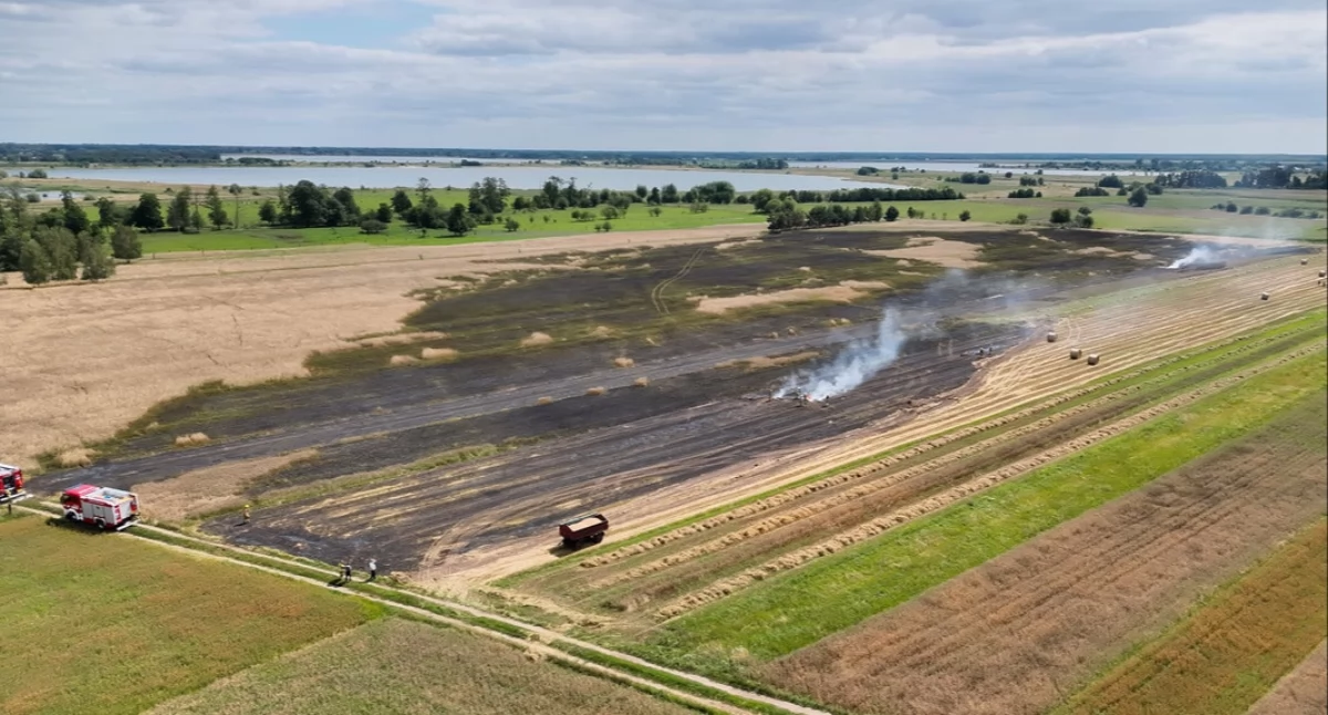 Pożary straż pożarna, Groźny pożar podczas żniw Turkiem Spłonęła prasa około hektarów - zdjęcie, fotografia