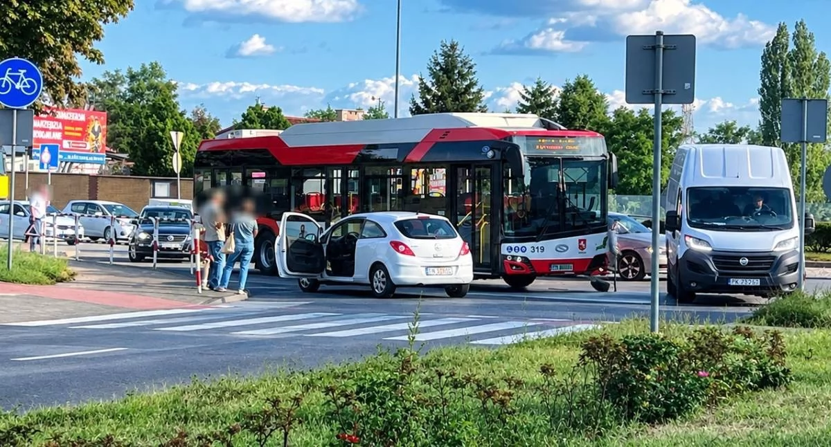 Wypadki drogowe, Autobus zderzył oplem corsą Koninie Duże korki Trasie Bursztynowej - zdjęcie, fotografia