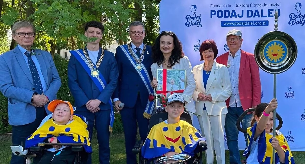 Atrakcje-Ciekawostki-Rekreacja, Order otrzymał ojciec Dziś Zuzanna Janaszek Maciaszek została Damą Orderu Uśmiechu - zdjęcie, fotografia