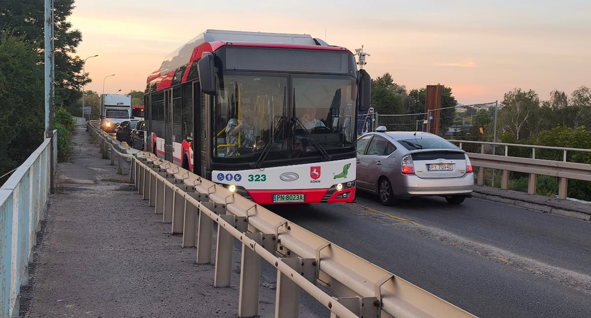 Atrakcje-Ciekawostki-Rekreacja, Elektryczny autobus stanął moście Koninie Pasażerowie musieli wysiąść - zdjęcie, fotografia