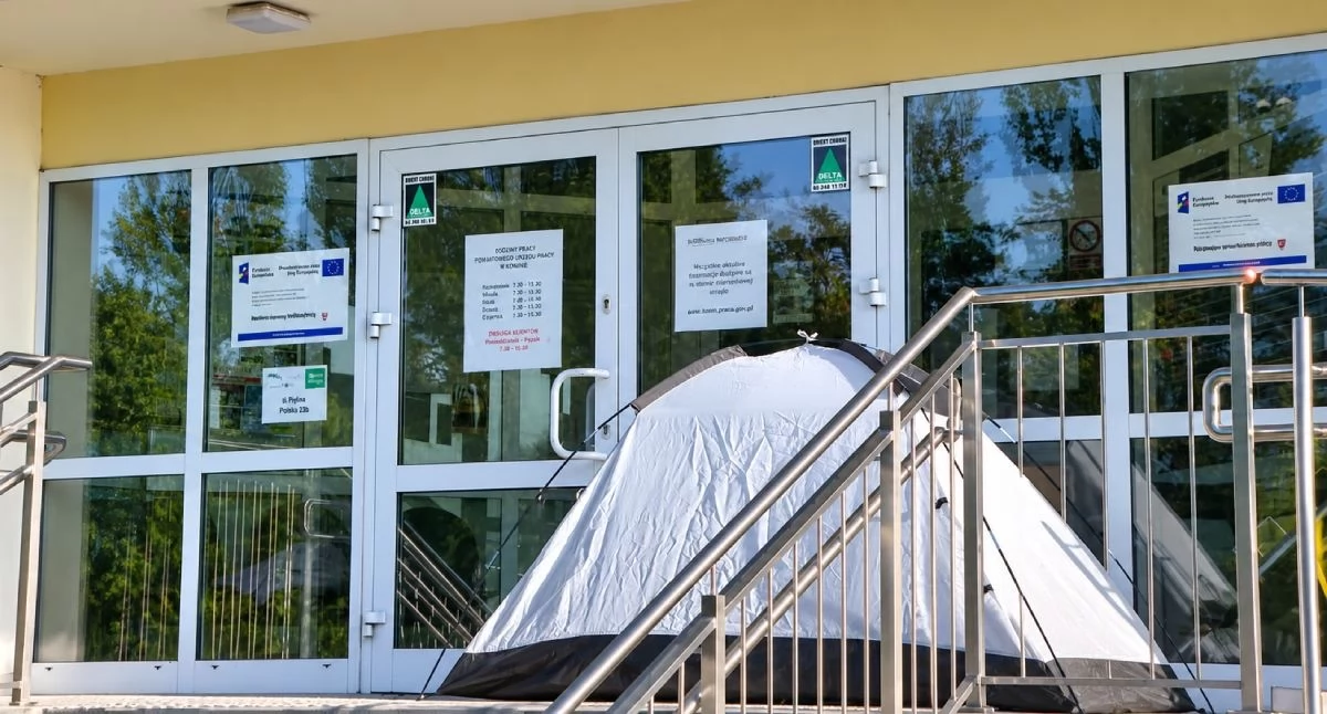 Spółdzielnie i wspólnoty mieszkaniowe, Nocowali Urzędem Pracy Koninie Przed wejściem stanął nawet namiot - zdjęcie, fotografia
