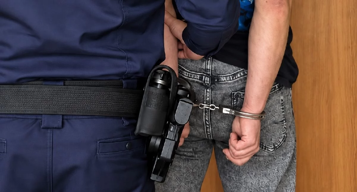 Kronika kryminalna, Konińscy dzielnicowi zatrzymali poszukiwanego latka Miał odbycia aresztu - zdjęcie, fotografia