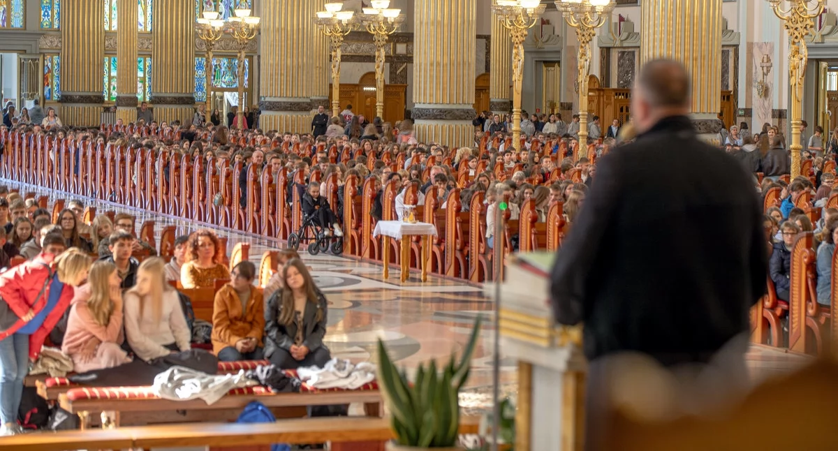 Kościół i religiua, tysiące ósmoklasistów przyjechało Lichenia Młodzi rozmawiali wolności ważnych życiowych wyborach - zdjęcie, fotografia