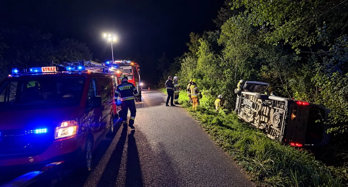 fot. OSP KSRG Węgle  „Sarna wybiegła na drogę. Mercedes wylądował w rowie”.