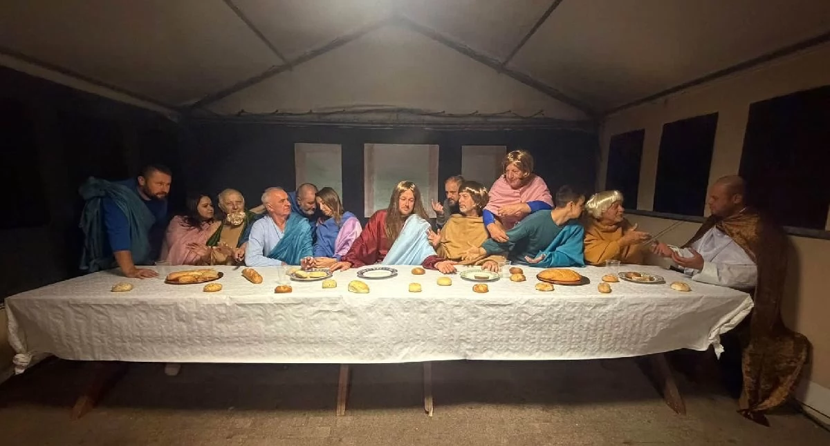 Kościół i religiua, „Ostatnia Wieczerza” ożyła Golinie Kolonii Niezwykły pomysł miejscowego - zdjęcie, fotografia