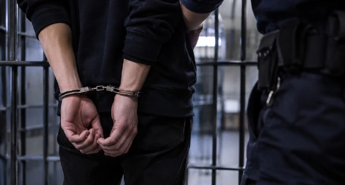 Komunikat Policji, latek groził szkole maczetą ręku Nagranie trafiło internetu nastolatek schroniska - zdjęcie, fotografia