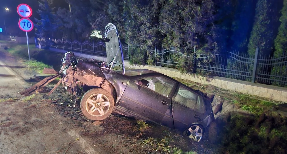 Wypadki drogowe, Poważny wypadek DW266 Koninem Sześć osób samochodach trafiły szpitala ciężkim stanie - zdjęcie, fotografia
