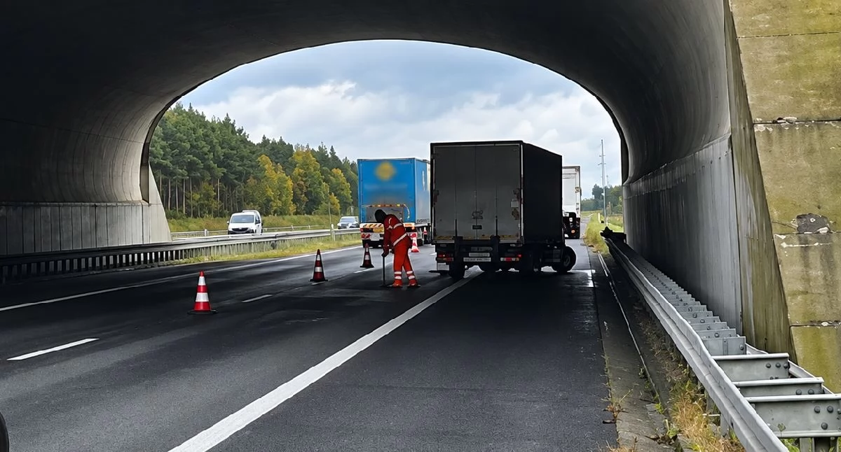 Wypadki drogowe, Zderzenie autostradzie kierunku Warszawy Renault Master uderzył ciężarówkę prawy zablokowany - zdjęcie, fotografia