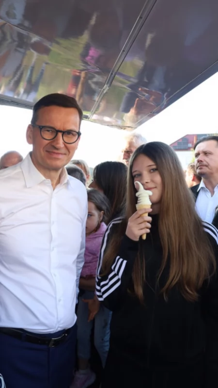 Mateusz Morawiecki w Wierzbinku. Mówił o atomie w Koninie i rozdawał dzieciom lody